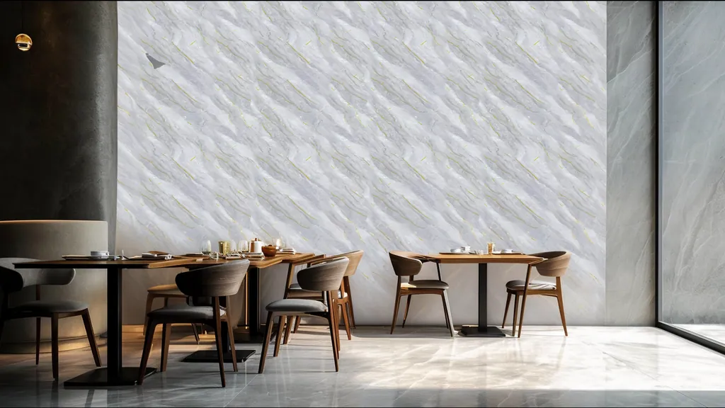 Comedor y restauración con la pared revestida en panel decorativo Ultrapanel mármol gris claro con detalles dorados elegantes