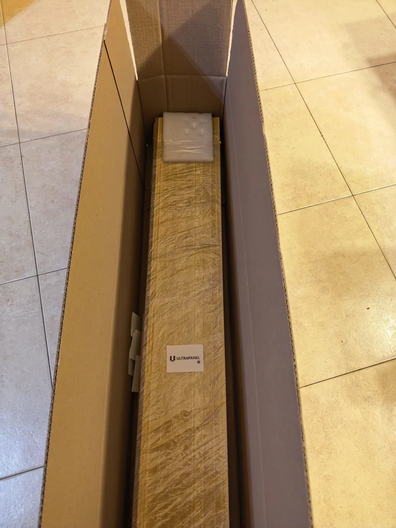 Caja de embalaje de Ultrapanel abierta con los seis paneles protegidos por cantoneras