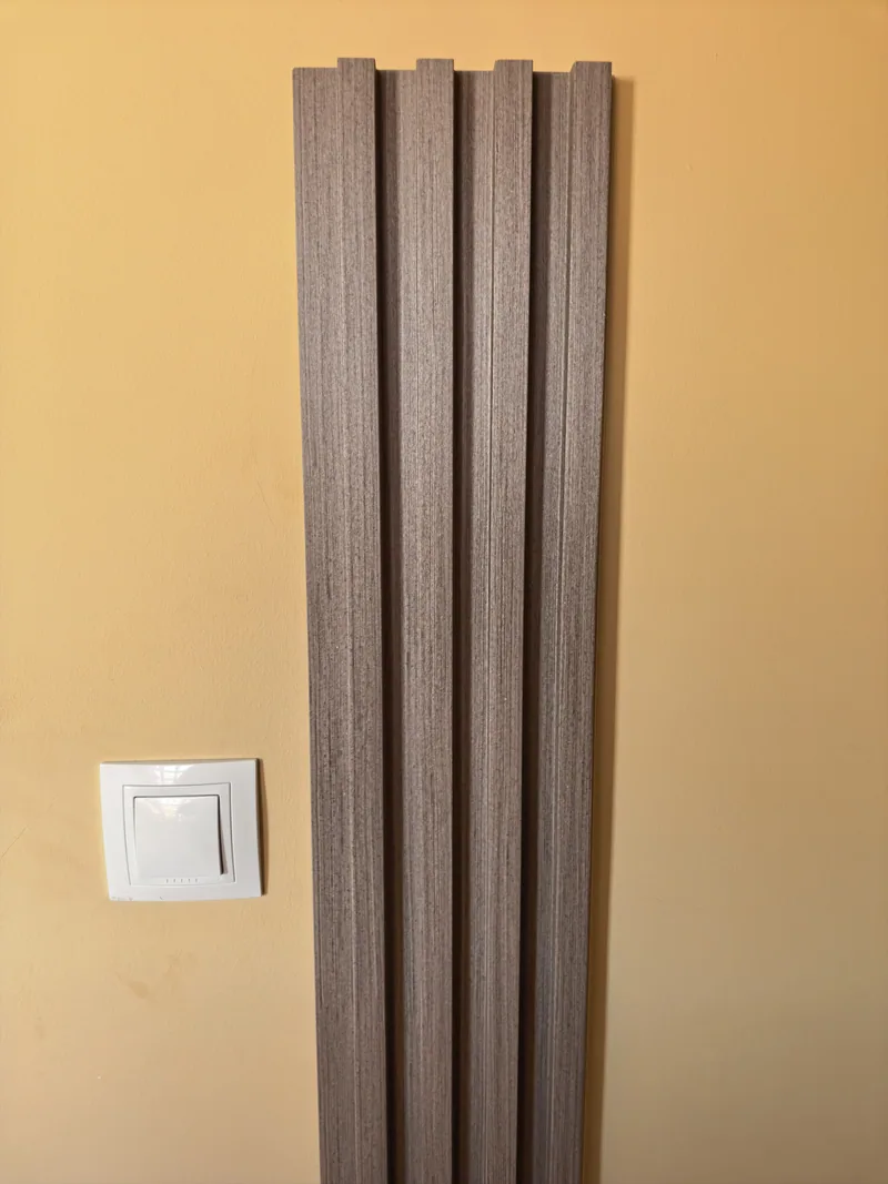 Panel Ultrapanel colocado sobre una pared de interior junto a un interruptor de luz