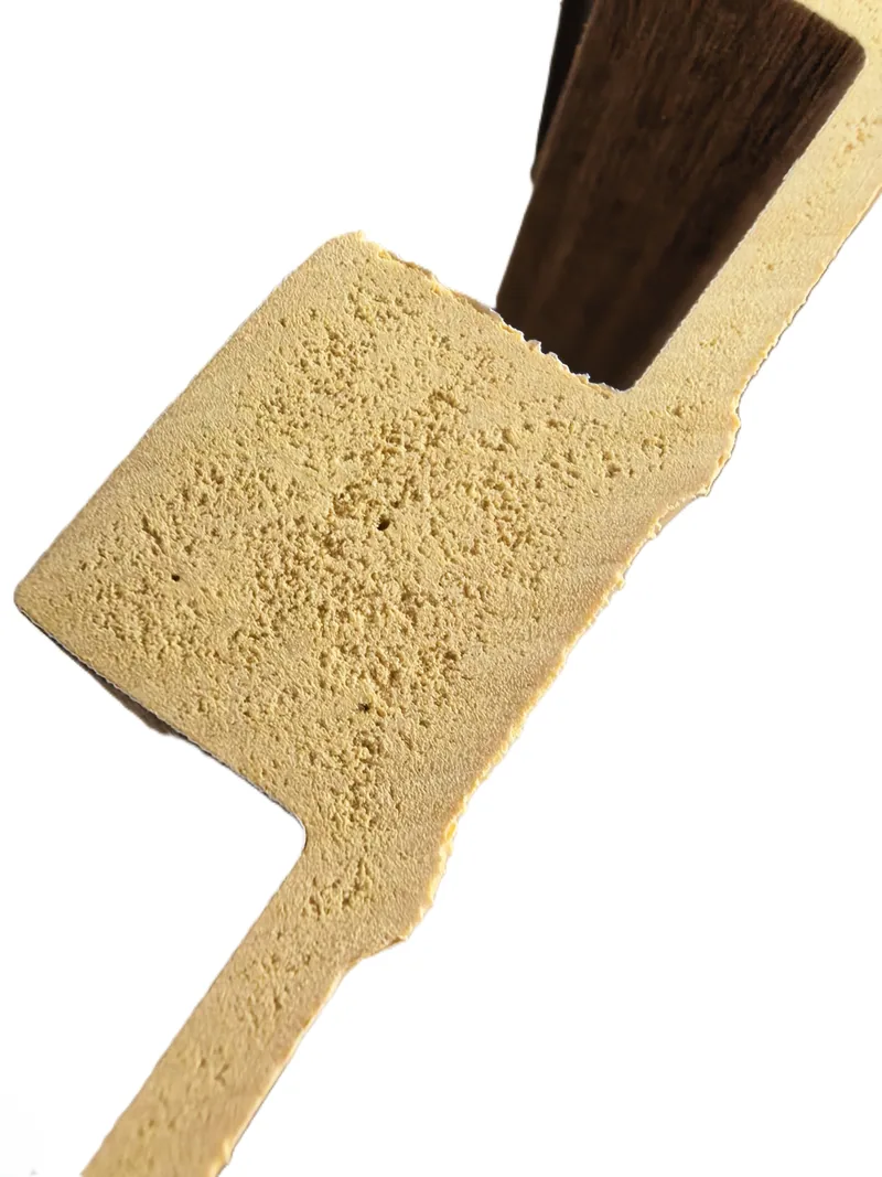 Detalle del canto del panel Ultrapanel donde se ve el núcleo macizo beige de compuesto WPC, sin cámaras de aire