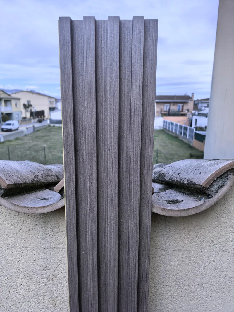 Panel Ultrapanel WPC visto de frente con los cuatro listones cuadrados y la veta de madera gris